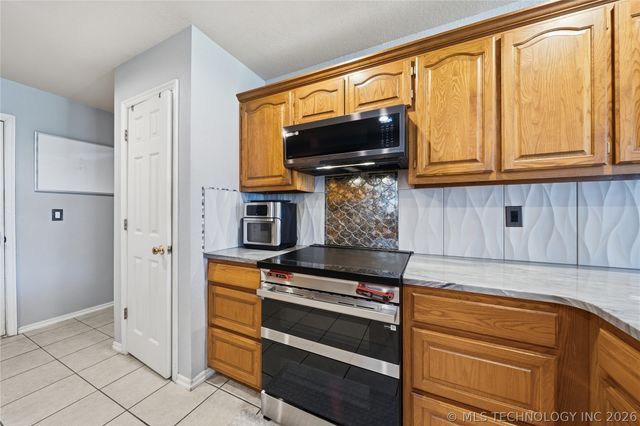 11915 N 108th East Avenue, Collinsville, OK 74021