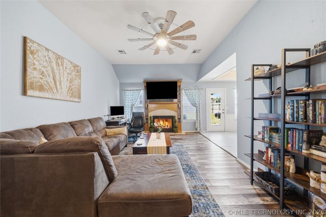 11915 N 108th East Avenue, Collinsville, OK 74021