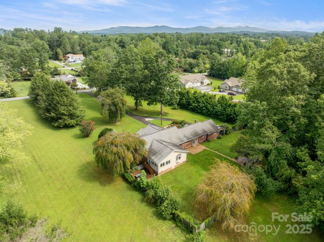 429 Brooklyn Avenue, Hendersonville, NC 28792