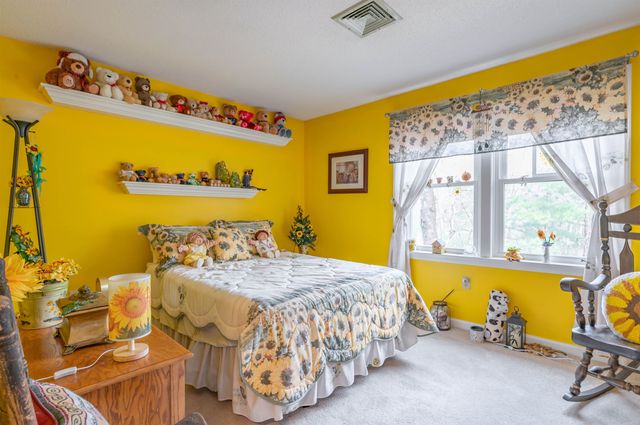 8 Bartemus Trail, Nashua, NH 03063