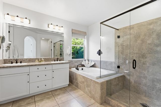 11370 N Via Napoli Drive, Fresno, CA 93730