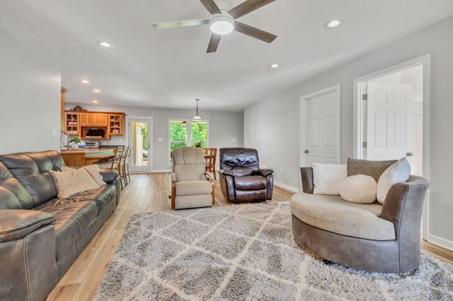 643 Bear Creek Valley Rd, Bon Aqua, TN 37025