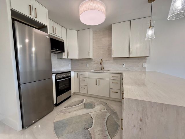 110 Shore Court 209, North Palm Beach, FL 33408