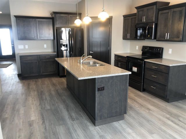 405 Golden Lane, Cedar Falls, IA 50613