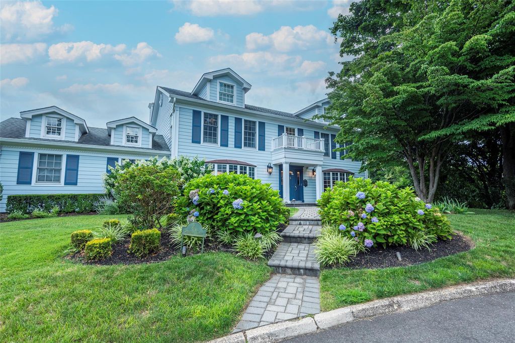 4 Grenfell Drive, Great Neck, NY 11020