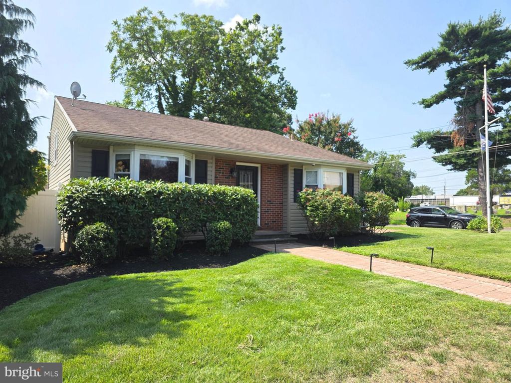 18 E MAPLE AVE, Bellmawr, NJ 08031