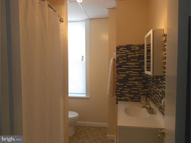 11 W CEDAR AVE, Oaklyn, NJ 08107