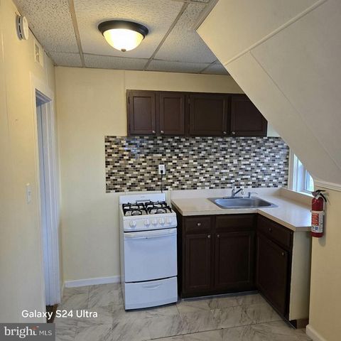 11 W CEDAR AVE, Oaklyn, NJ 08107