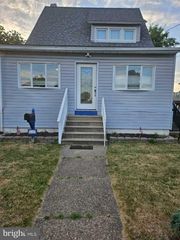 11 W CEDAR AVE, Oaklyn, NJ 08107