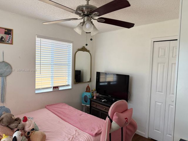 233 E Forest Oak Cir, Davie, FL 33325