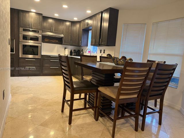 233 E Forest Oak Cir, Davie, FL 33325