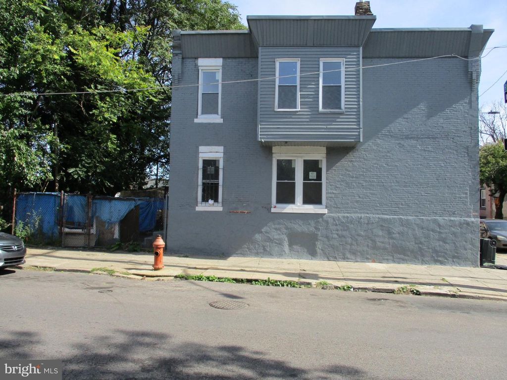 743 W RUSSELL ST, PHILADELPHIA, PA 19140 — photo 2