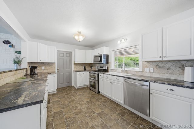 702 N Cherokee Street, Salina, OK 74365