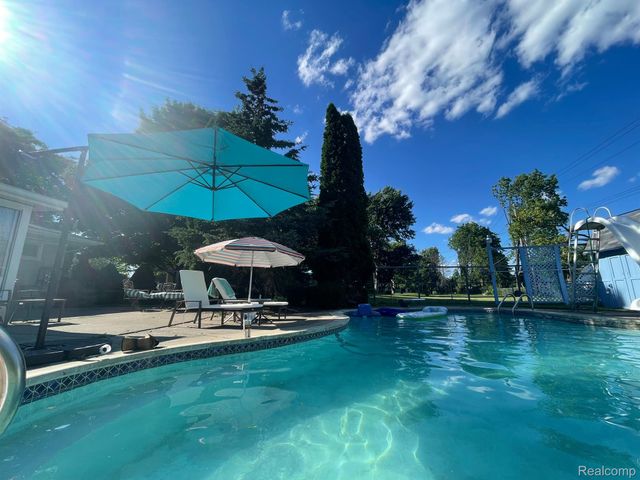 6820 FREDMOOR Drive, Troy, MI 48098