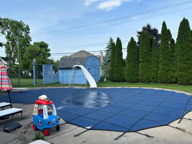 6820 FREDMOOR Drive, Troy, MI 48098