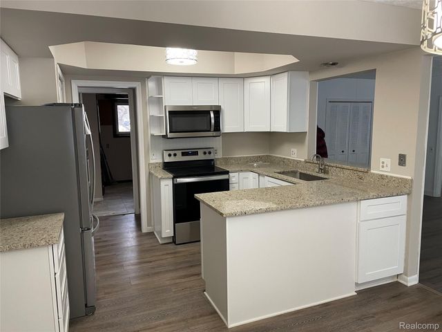 6820 FREDMOOR Drive, Troy, MI 48098