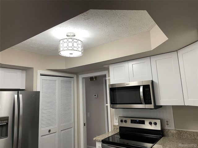 6820 FREDMOOR Drive, Troy, MI 48098