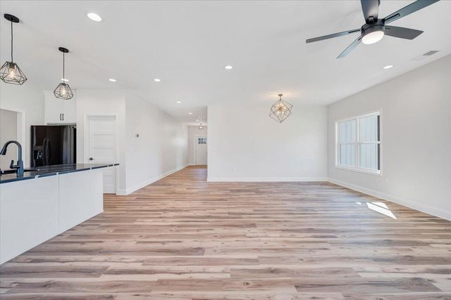 380 Parford LN, Moneta, VA 24121