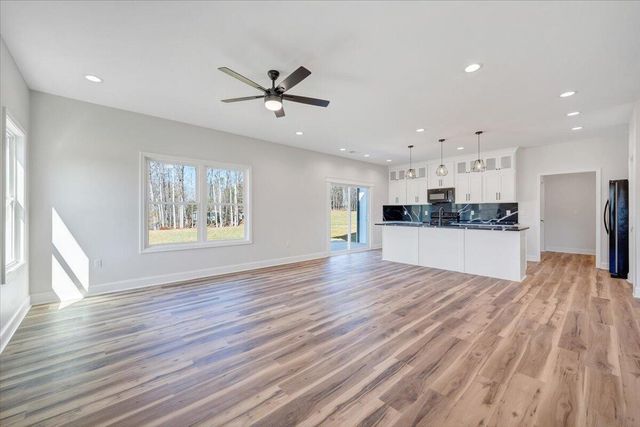 380 Parford LN, Moneta, VA 24121