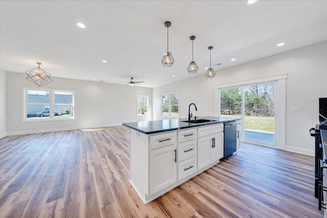 380 Parford LN, Moneta, VA 24121