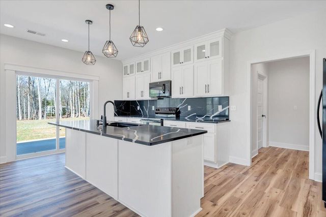 380 Parford LN, Moneta, VA 24121