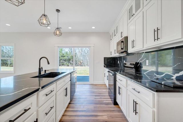 380 Parford LN, Moneta, VA 24121