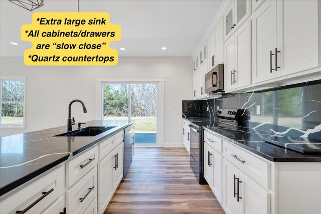 380 Parford LN, Moneta, VA 24121