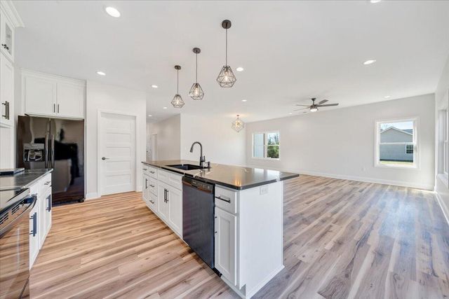 380 Parford LN, Moneta, VA 24121