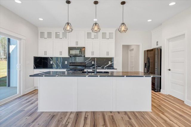 380 Parford LN, Moneta, VA 24121