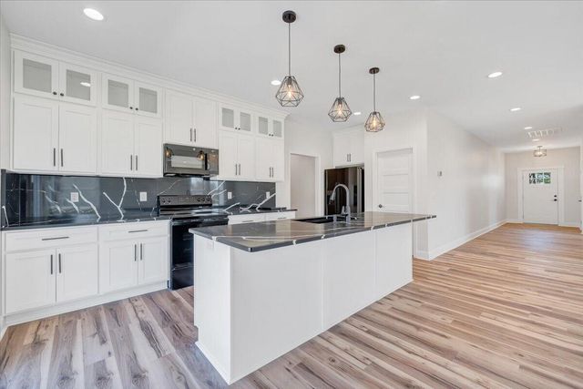 380 Parford LN, Moneta, VA 24121