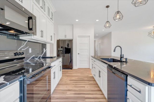 380 Parford LN, Moneta, VA 24121