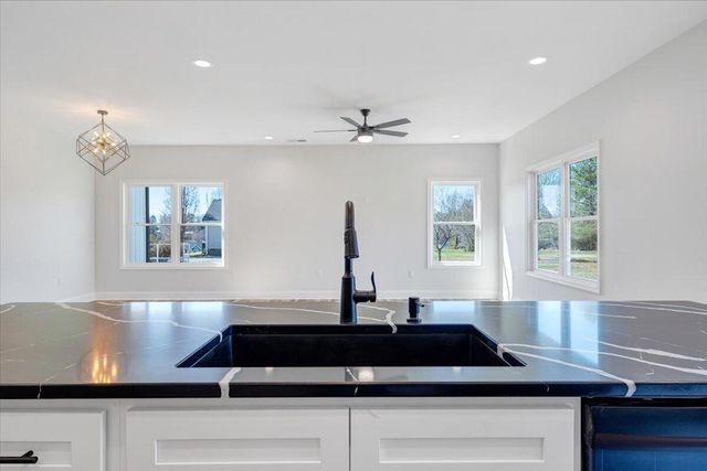 380 Parford LN, Moneta, VA 24121