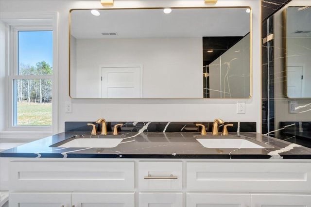 380 Parford LN, Moneta, VA 24121