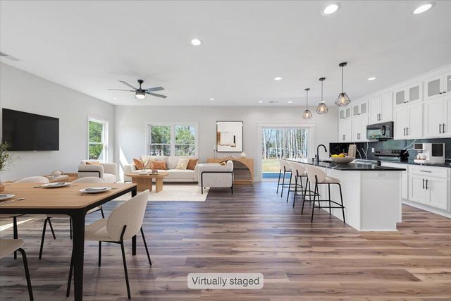 380 Parford LN, Moneta, VA 24121