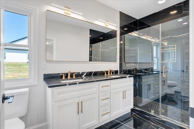 380 Parford LN, Moneta, VA 24121