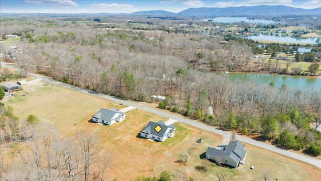 380 Parford LN, Moneta, VA 24121