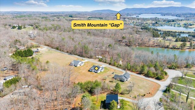 380 Parford LN, Moneta, VA 24121