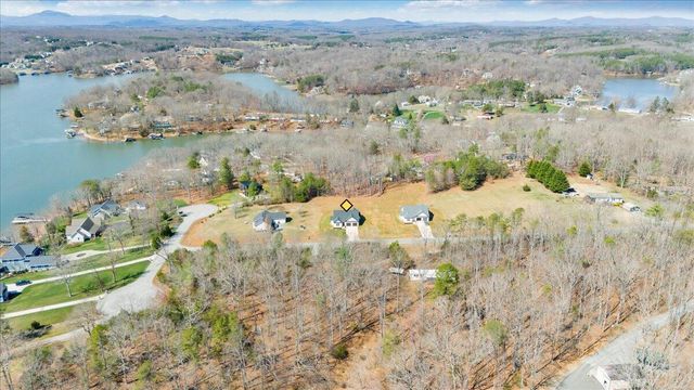 380 Parford LN, Moneta, VA 24121