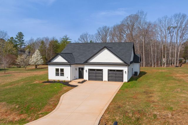 380 Parford LN, Moneta, VA 24121