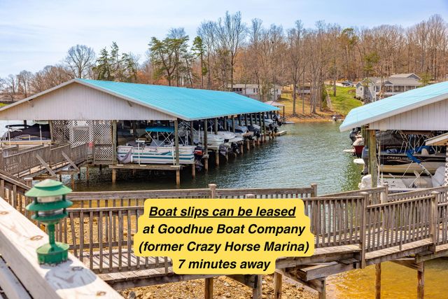 380 Parford LN, Moneta, VA 24121