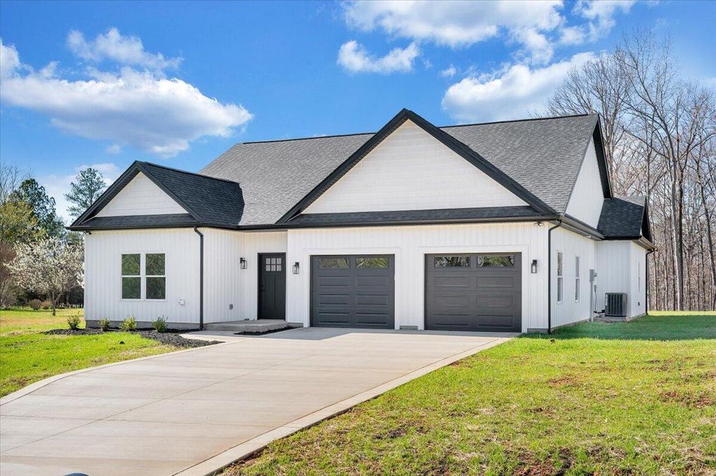 380 Parford LN, Moneta, VA 24121