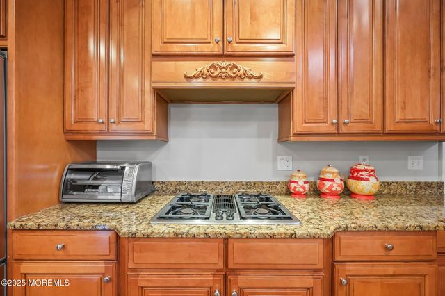 6 Huggins Lane, Manalapan, NJ 07726