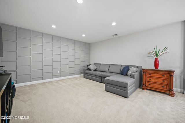 6 Huggins Lane, Manalapan, NJ 07726