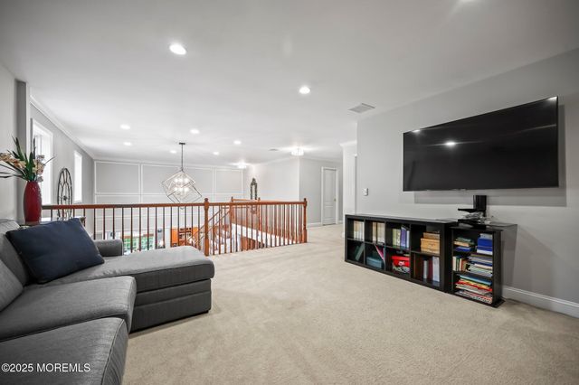 6 Huggins Lane, Manalapan, NJ 07726