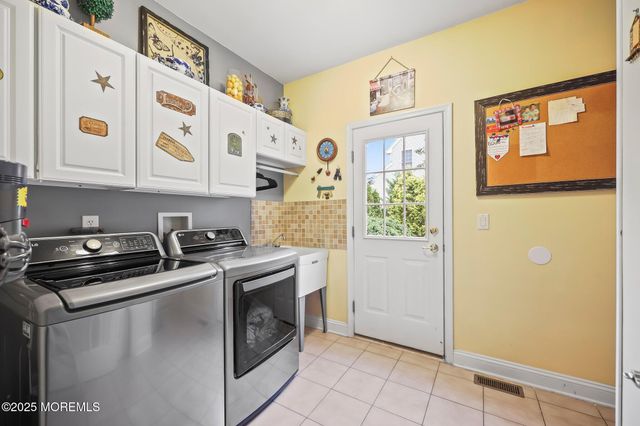 6 Huggins Lane, Manalapan, NJ 07726