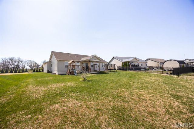 260 Emerald Way W, Granite City, IL 62040