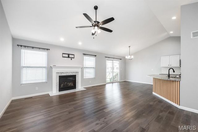 260 Emerald Way W, Granite City, IL 62040
