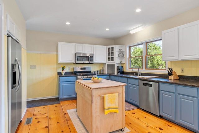 32 Beach Head Road, Nottingham, NH 03290