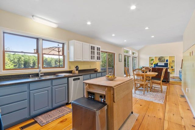32 Beach Head Road, Nottingham, NH 03290