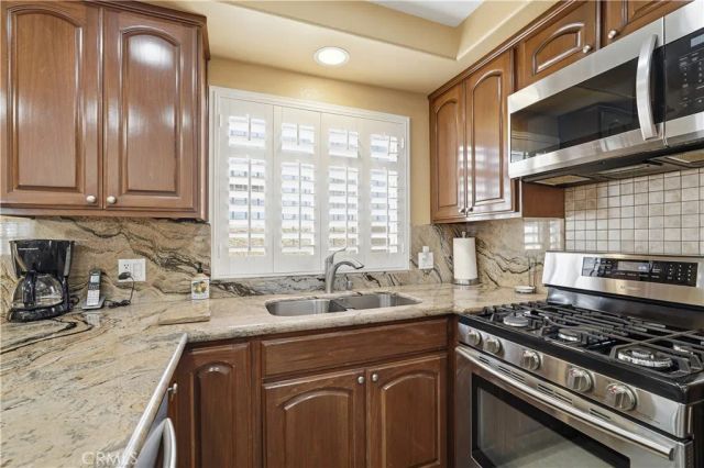6031 S Van Ness, Los Angeles, CA 90047